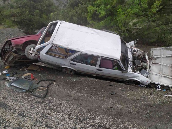 İ̇ki Otomobil Çarpıştı: 2 Yaralı