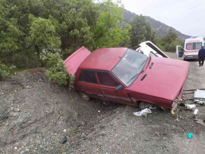 İ̇ki Otomobil Çarpıştı: 2 Yaralı