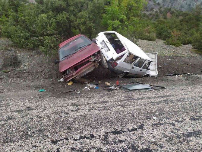 İ̇ki Otomobil Çarpıştı: 2 Yaralı