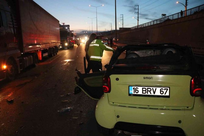 Seyir Halindeki Tıra Çarpan Smart Marka Otomobilin Sürücüsü Sıkıştı