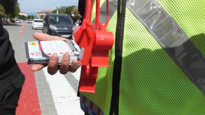 Balıkesir’de Sürücülere Broşür Çocuklara Kırmızı Düdük Dağıtıldı