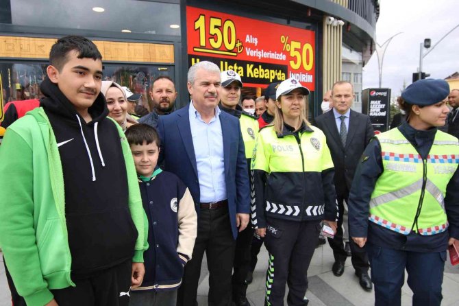 Vali Akın, Yaya Geçidi Kurallarını Anlattı