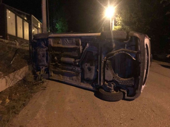 Kontrolden Çıkan Araç Betona Çarpıp Yan Yattı