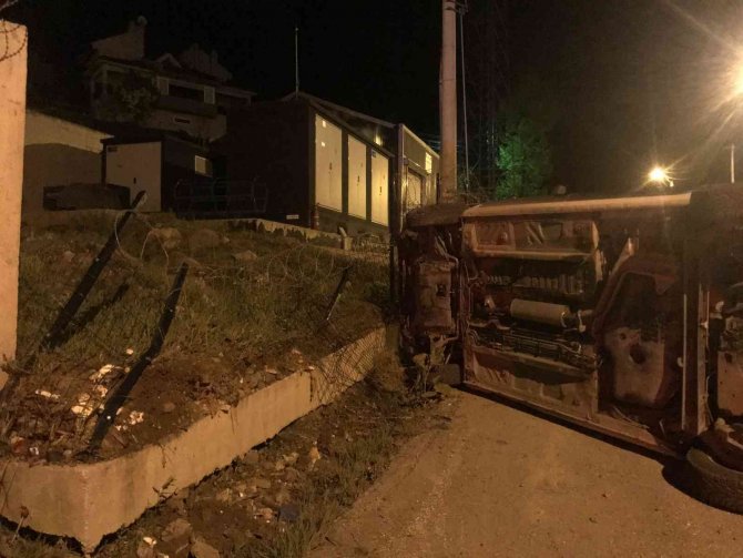 Kontrolden Çıkan Araç Betona Çarpıp Yan Yattı