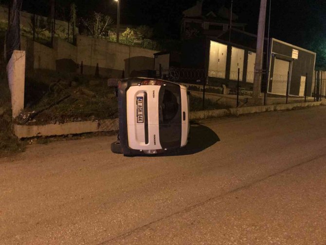 Kontrolden Çıkan Araç Betona Çarpıp Yan Yattı