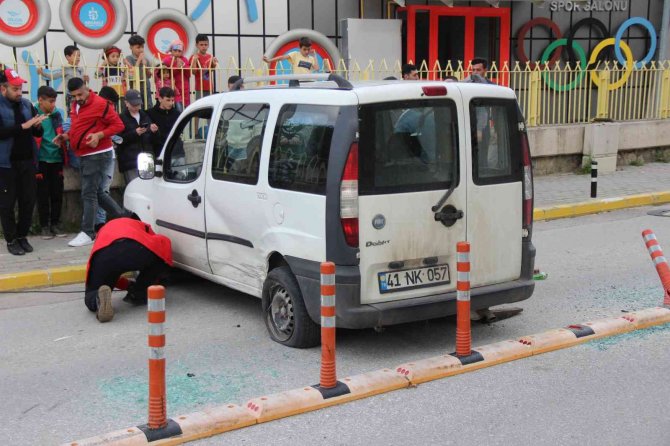 16 Yaşındaki Sürücünün Kullandığı Araç Devrildi: 2 Yaralı