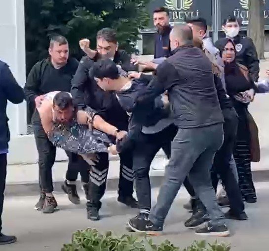 Hastane Önünde Dört Kuzen Birbirine Girdi
