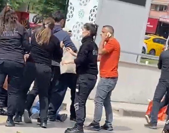 Hastane Önünde Dört Kuzen Birbirine Girdi
