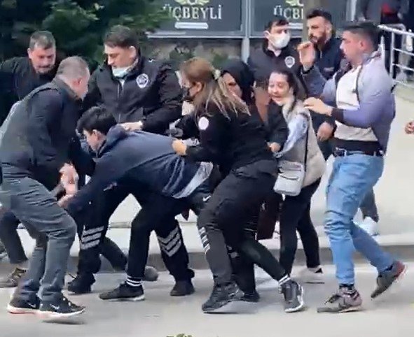 Hastane Önünde Dört Kuzen Birbirine Girdi