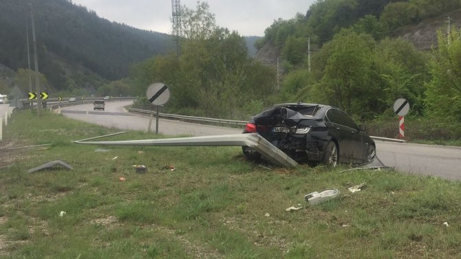 Kontrolden Çıkan Otomobil Aydınlatma Direği Çarptı, 1 Kişi Yaralandı