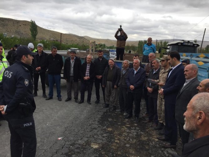 Darende’de Sürücülere Reflektör Dağıtıldı