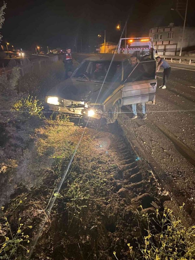Turgutlu’da Kontrolden Çıkan Otomobil Refüje Çarptı: 2 Yaralı