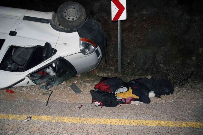 Düzensiz Göçmenleri Taşıyan Minibüs Kaza Yaptı: 2 Yaralı