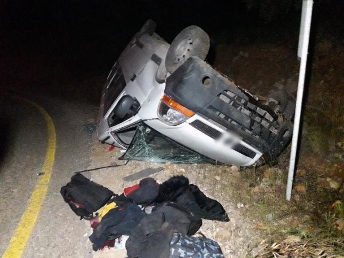 Düzensiz Göçmenleri Taşıyan Minibüs Kaza Yaptı: 2 Yaralı