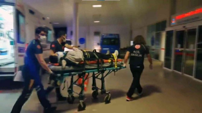 Düzensiz Göçmenleri Taşıyan Minibüs Kaza Yaptı: 2 Yaralı