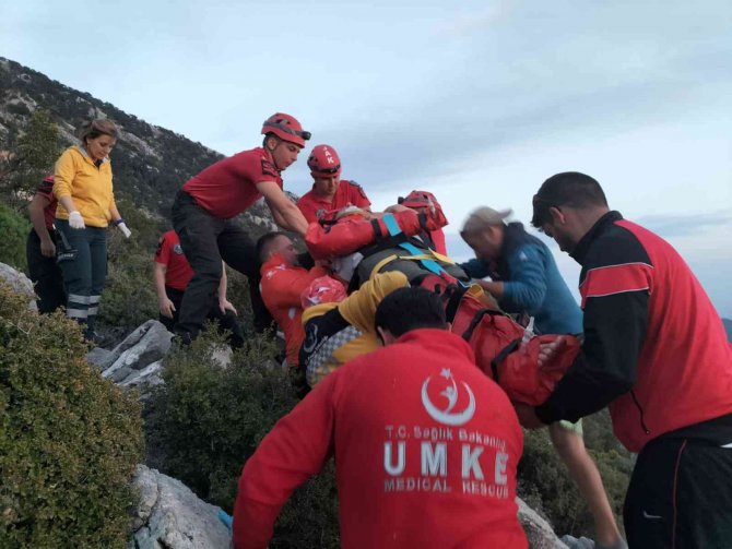 Fethiye’de Yamaç Paraşütüyle Kayalıklara Düşen Rus Turist Yaralandı