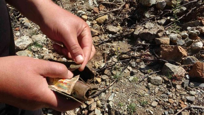 Fidan Dikerken Bulunan Cüzdanın 20 Yıl Önce Çalındığı Ortaya Çıktı