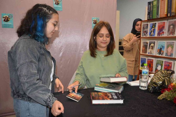 Genç Yazara İmza Buluşmasında Yoğun İlgi