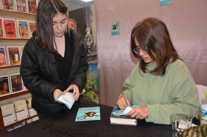Genç Yazara İmza Buluşmasında Yoğun İlgi