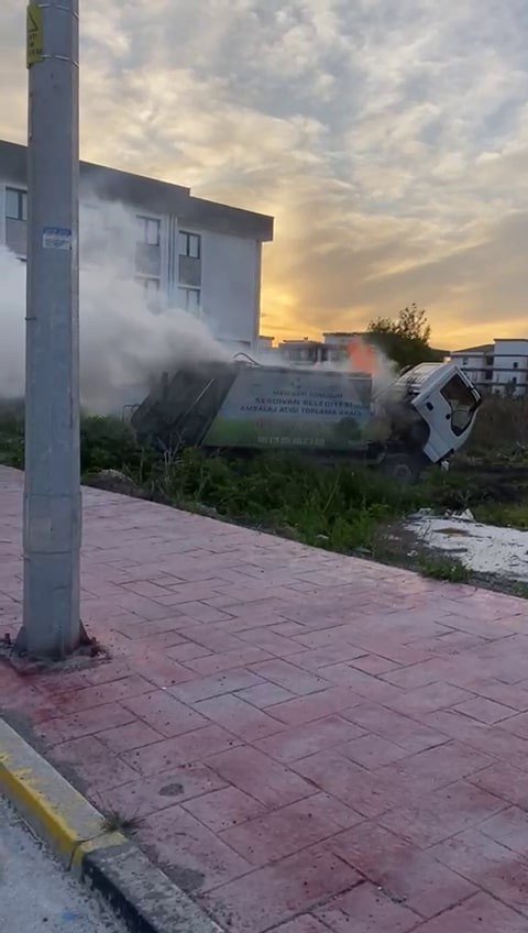 Alev Alev Yanan Ambalaj Atığı Toplama Kamyonu Kullanılamaz Hale Geldi