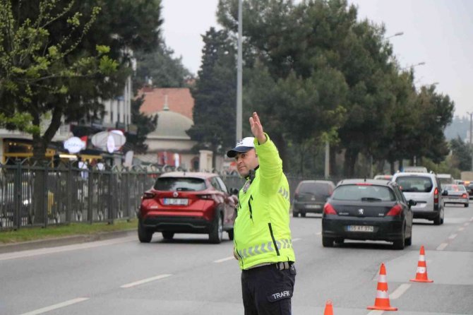 1213 Aranan Şahıs Yakalandı, 26 Bin 334 Araca Ceza Yazıldı