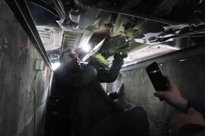 Otomobilin Altına Giren Kediyi İtfaiye Kurtardı