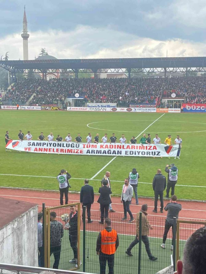 Düzcespor Şampiyonluğu Annelere Armağan Etti