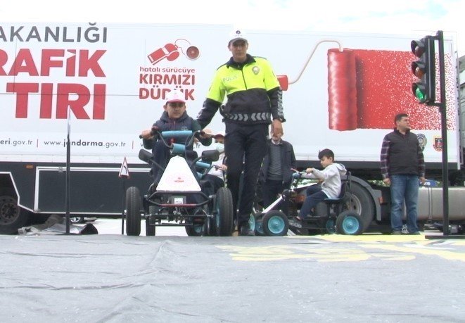 Trafik Haftası’nda Gülümseten Anlar: “Pedala Boyum Yetmiyor”