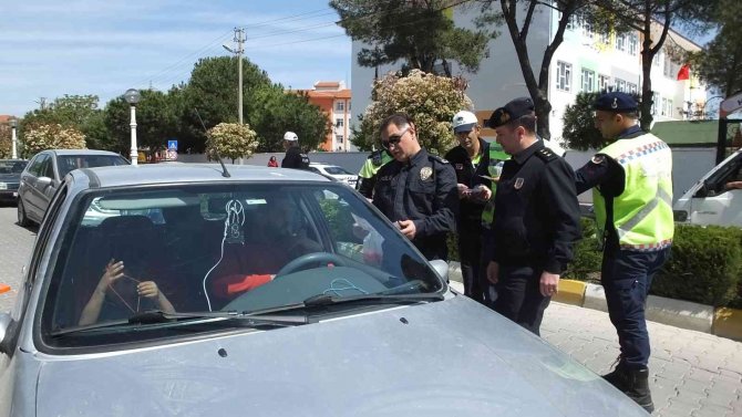 Balıkesir’de Sürücülere Broşür Çocuklara Kırmızı Düdük Dağıtıldı