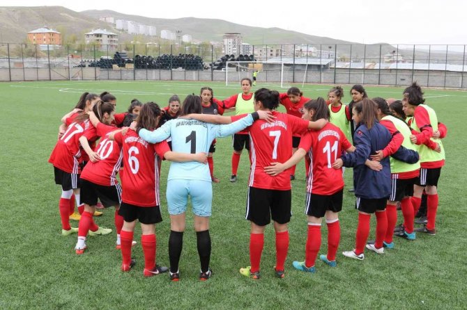 Van Büyükşehir Kadın Futbol Takımı Namağlup Şampiyonluğunu İlan Etti