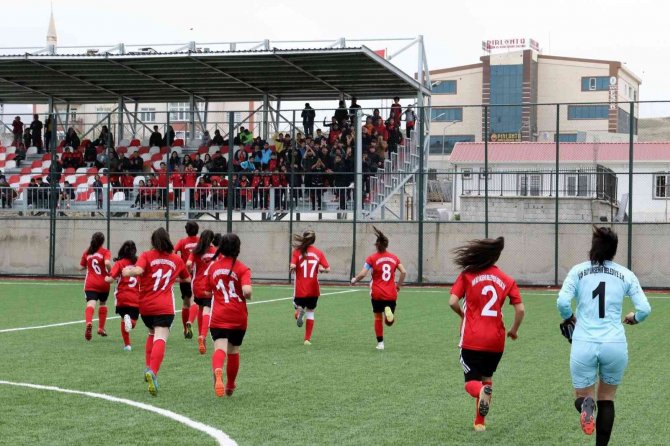 Van Büyükşehir Kadın Futbol Takımı Namağlup Şampiyonluğunu İlan Etti