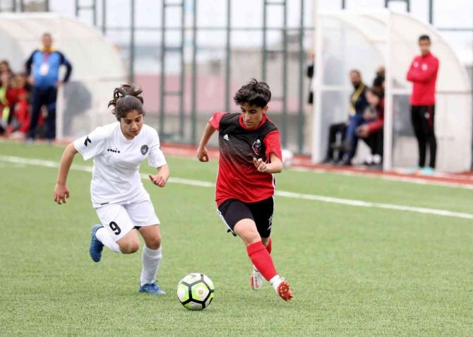 Van Büyükşehir Kadın Futbol Takımı Namağlup Şampiyonluğunu İlan Etti