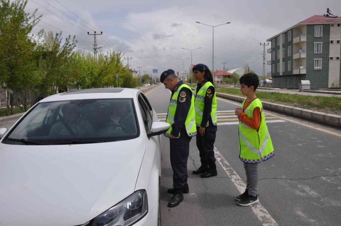 Bulanık’ta ‘Yayalar İ̇çin 5 Adımda Güvenli Trafik’ Etkinliği Gerçekleştirildi