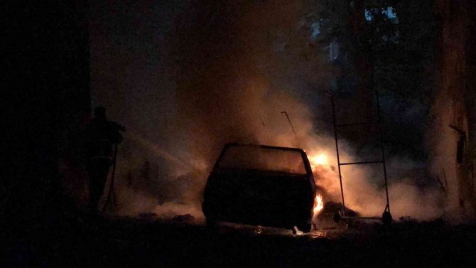 Kundaklanan Araç Kullanılmaz Hale Geldi