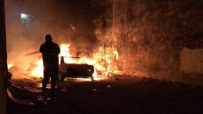 Kundaklanan Araç Kullanılmaz Hale Geldi