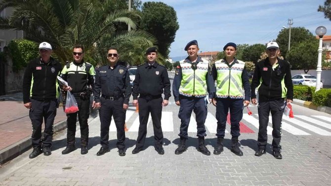 Balıkesir’de Sürücülere Broşür Çocuklara Kırmızı Düdük Dağıtıldı