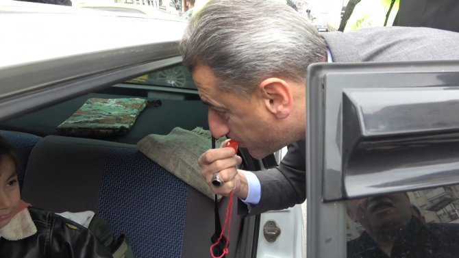 Validen Çocuğa Gülümseten Düdük Uyarısı