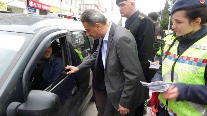 Validen Çocuğa Gülümseten Düdük Uyarısı