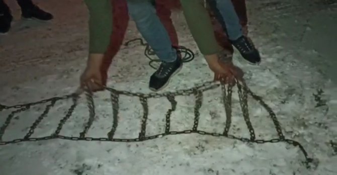 Bahçesaray Yolunda Mayıs Karı Sürücülerin Zincir Takmasına Neden Oldu