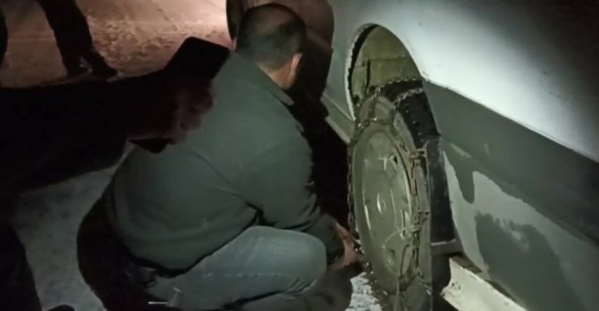 Bahçesaray Yolunda Mayıs Karı Sürücülerin Zincir Takmasına Neden Oldu