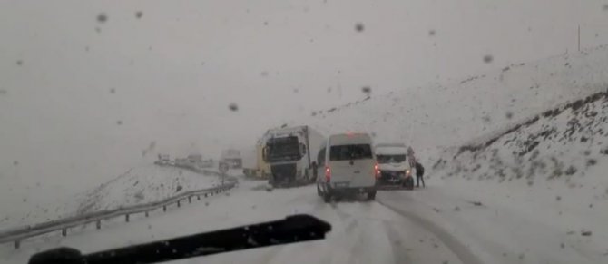 Van’da Güzeldere Geçidi’nde Onlarca Araç Mahsur Kaldı