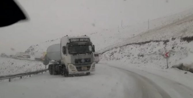 Van’da Güzeldere Geçidi’nde Onlarca Araç Mahsur Kaldı