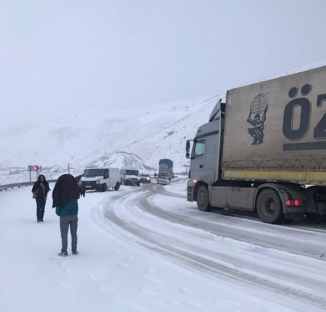 Van-hakkari Karayolu Binek Araçlara Açıldı