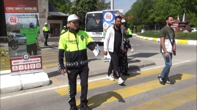 Vali Canalp, ‘Cep Telefonu Çağımızın Hastalığı’ Diyerek Yayalara Uyarıda Bulundu