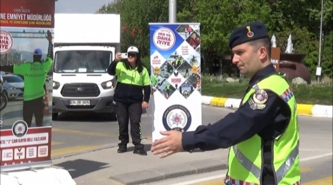 Vali Canalp, ‘Cep Telefonu Çağımızın Hastalığı’ Diyerek Yayalara Uyarıda Bulundu