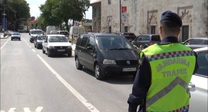 Vali Canalp, ‘Cep Telefonu Çağımızın Hastalığı’ Diyerek Yayalara Uyarıda Bulundu