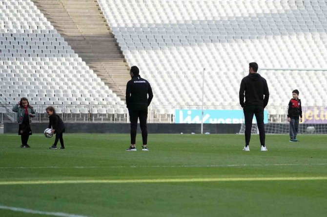 Volkan Demirel, Galibiyeti Çocuklarıyla Kutladı