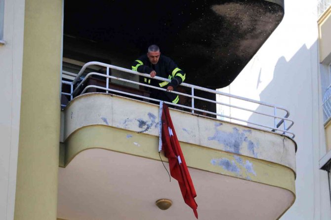 Adana’da Dairenin Kullanılamaz Hale Geldiği Yangında Türk Bayrakları Zarar Görmedi