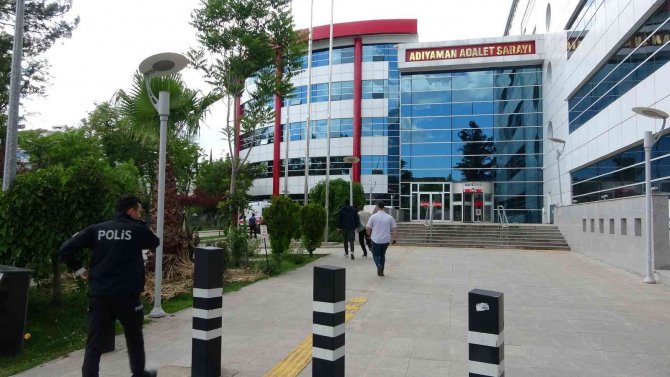 Gözaltındaki Genç Adliyede İntihar Etti