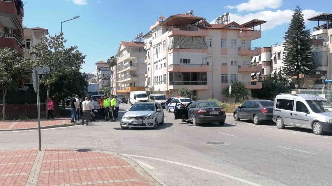 Otomobiller Kavşakta Çarpıştı: 2 Yaralı